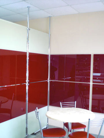 Кафе. Оформление стен панелями из стекла.