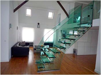 лестница и перила из стекла в доме